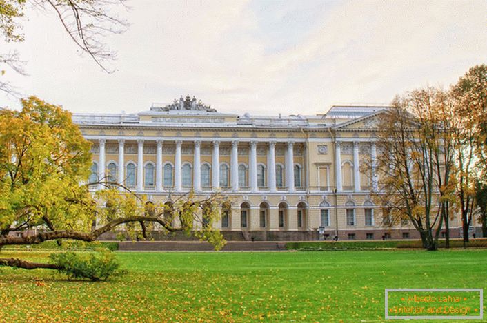 Луксозен дворец Михайловски в стил Емпайър в Санкт Петербург.