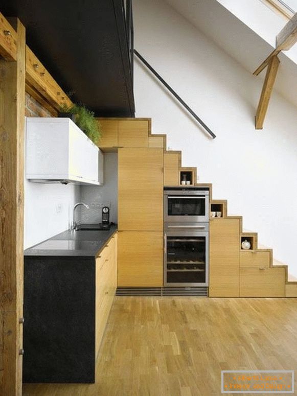 Кухня под стълбите