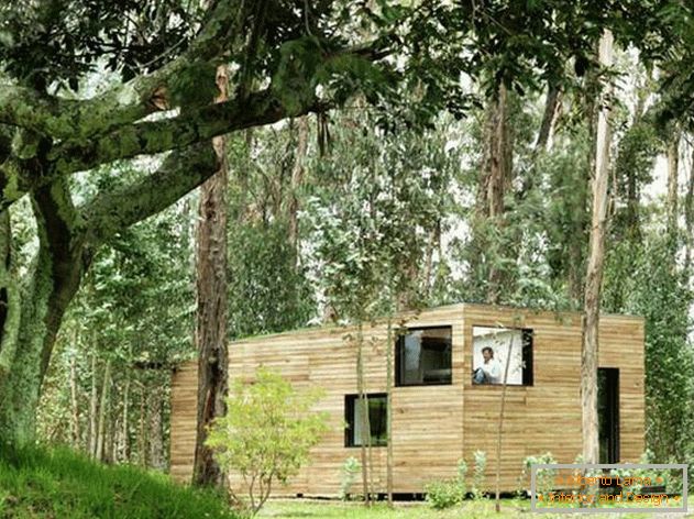 Еквадорска малка къща в красива гора