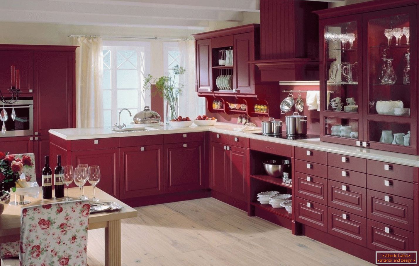 Кухненски мебели в цвят бордо