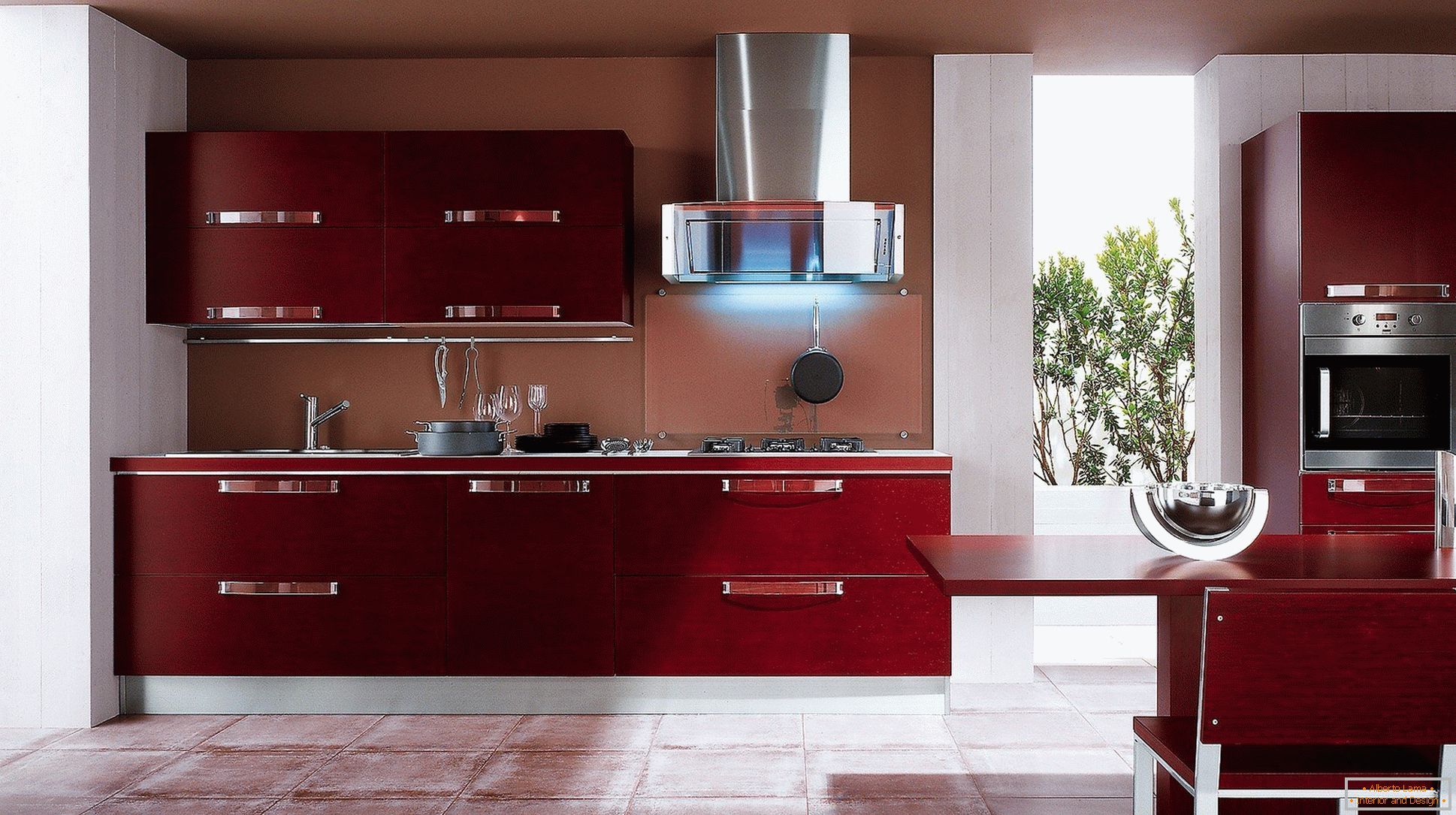 Комбинацията от цветове на бордо и метални елементи от кухнята