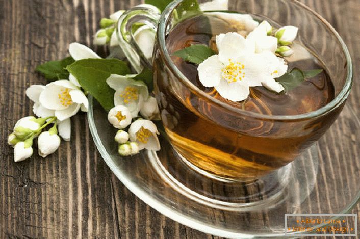 Историята на популярността на чая с жасмин е свързана с китайските лечители, които твърдят, че жасминът притежава свойствата на афродизиак, помагайки на жените да станат желателни. 