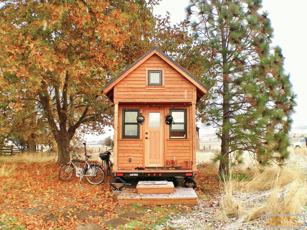 Дървена малка къща