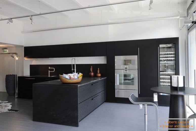 черно-оцветени-дървени-кухненски шкафчета-черно-оцветени-дървени-кухненски-остров-черно-оцветени-дървени дисплей шкаф светлосиво оцветени дървени подове алуминиеви рамки-плъзгащи се врати