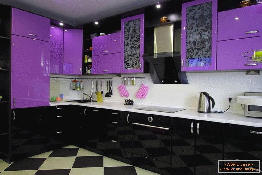 Черна и лилава лъскава кухня