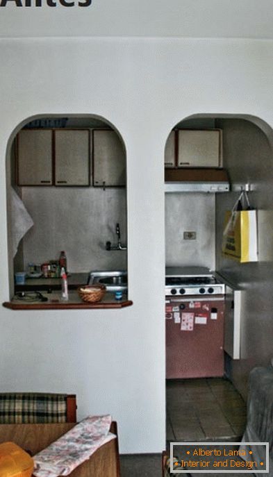 Кухнята преди обновяването е отделена от дневната с арка