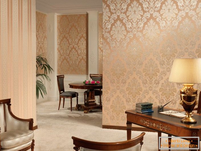 Строга лента и богато украсени модели златен цвят, върху деликатен тапет от праскова в офис в бароков стил.