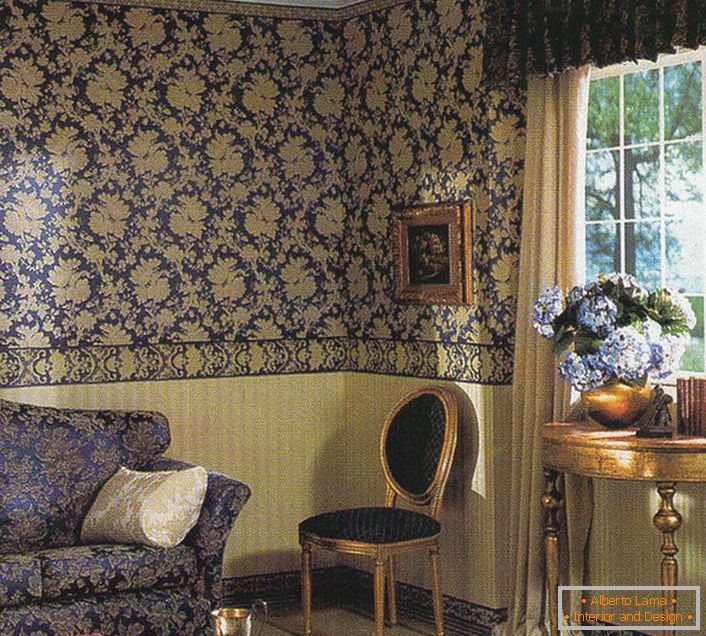 Тъмно синьо в бароковата всекидневна. Моделът на тапета отразява орнамента върху тапицерията на дивана.