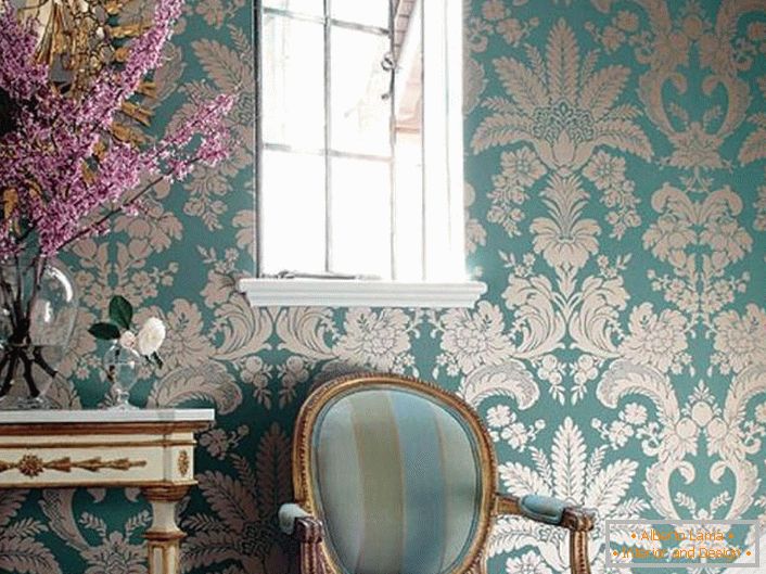 Нежни сини цветове със златисти цветове. Мебелите с издълбани дръжки, оголените огледала са изработени в най-добрите традиции на бароков стил.