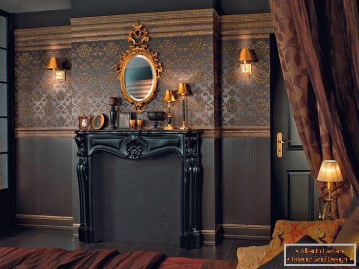 Тъмно кафяв тапет за спалнята в бароков стил. Панелът на цялата стена е украсен със симетрични златни шарки.