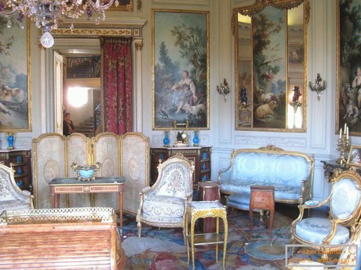 Тапети, имитиращи стари картини, в стая за гости в бароков стил. 