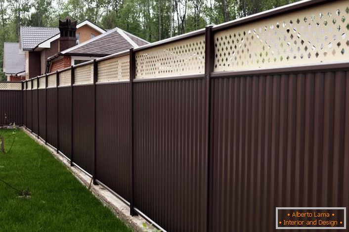Модулната ограда е привлекателна не само за приятния си външен вид, тя е практична и функционална.