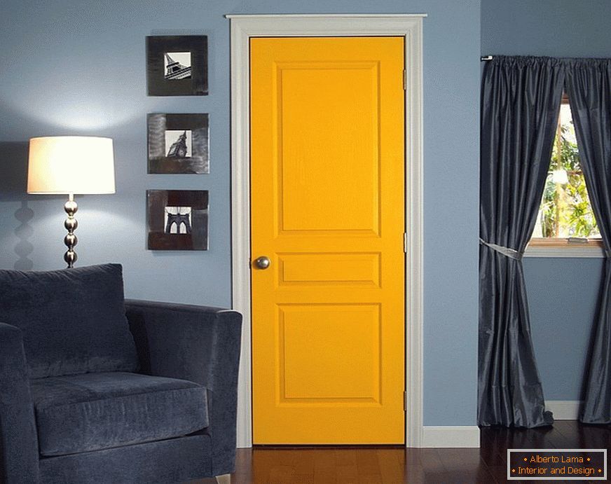 Сини стени и жълта врата