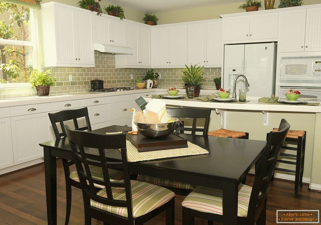 Черна маса със столове и бели мебели в кухнята