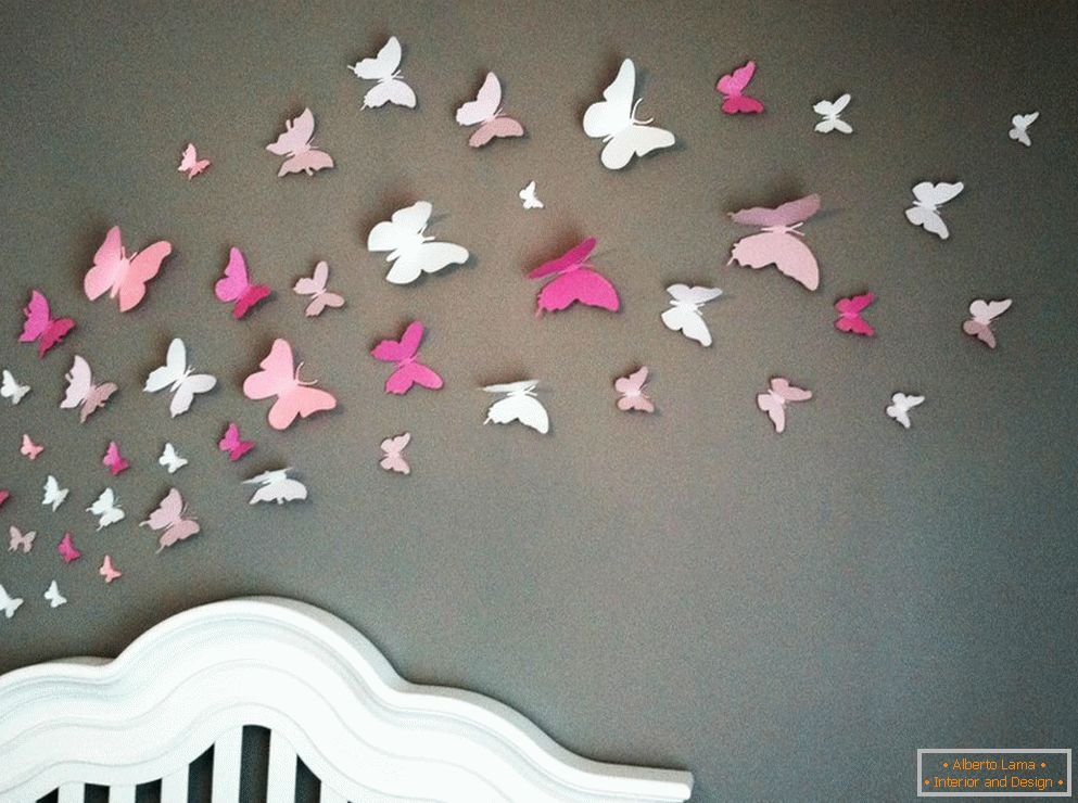 Пеперуди от хартия на стената