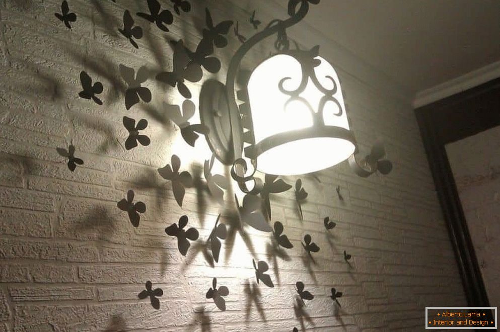 Пеперуди на стената с лампа