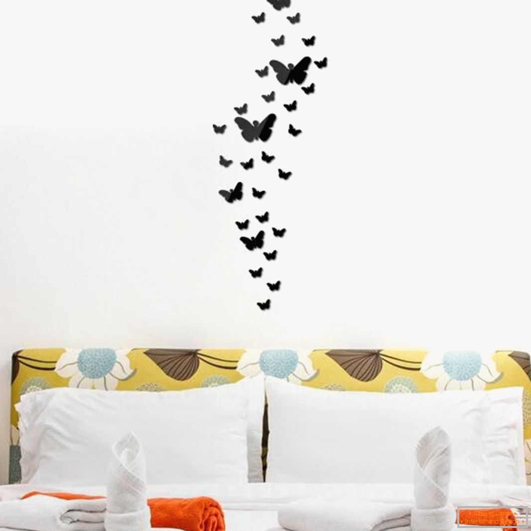 Пеперуди от винил филм върху леглото