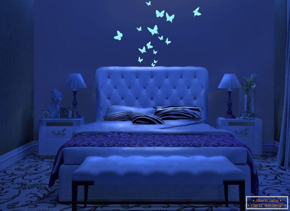 Светещи пеперуди във вътрешността на спалнята