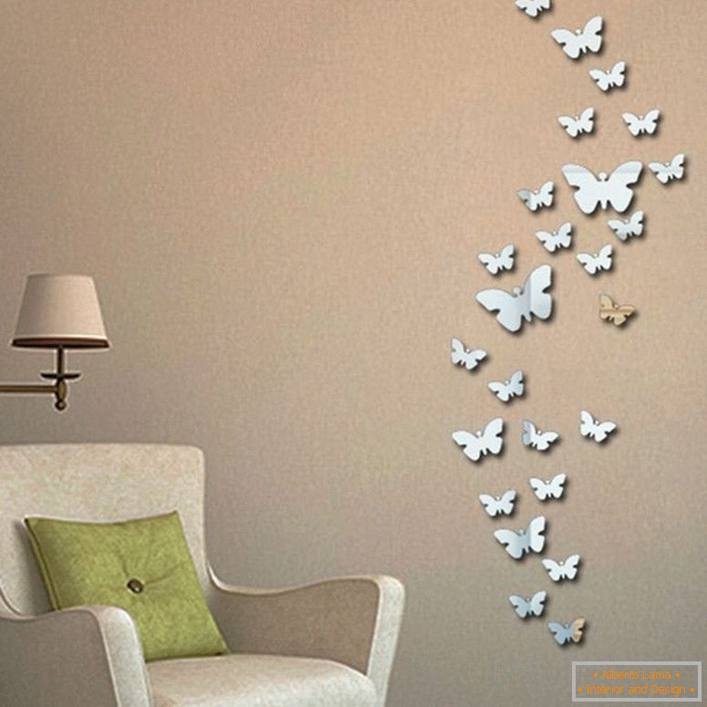 Огледални пеперуди на стената