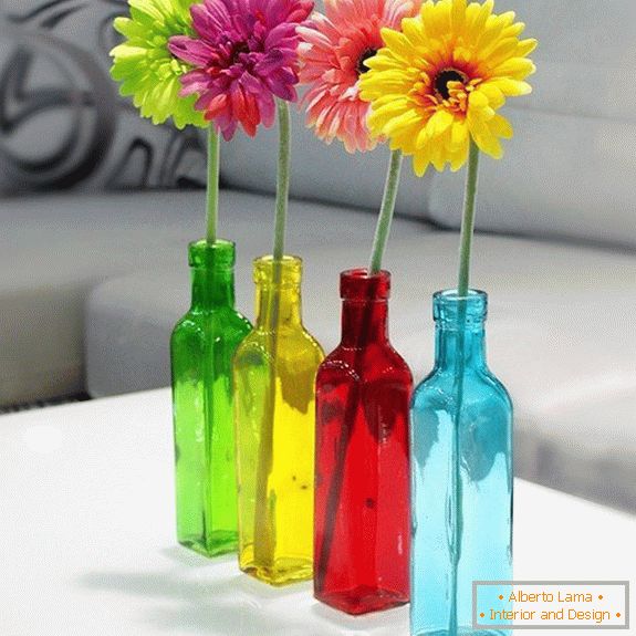 Бутилки за цветя от цветно стъкло