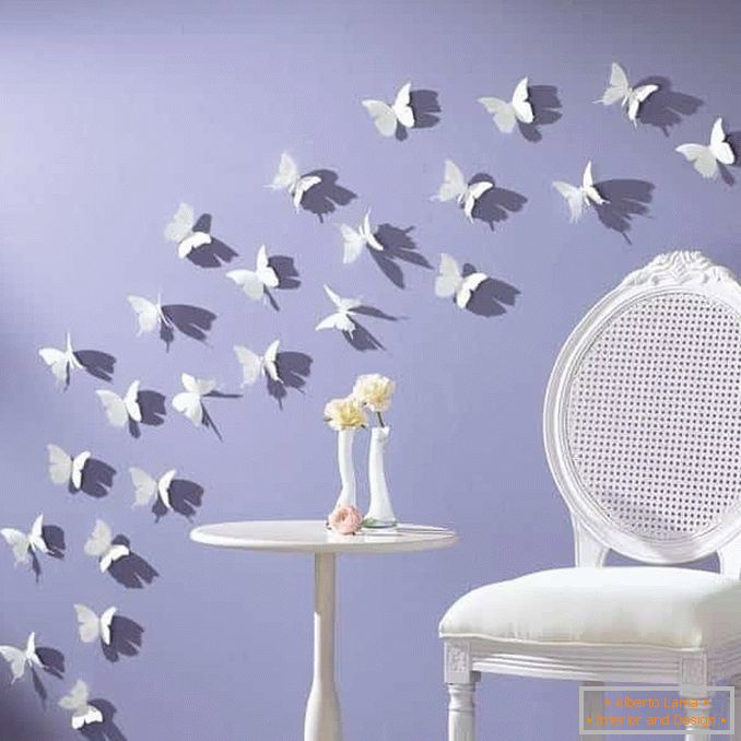 Бели пеперуди на стената