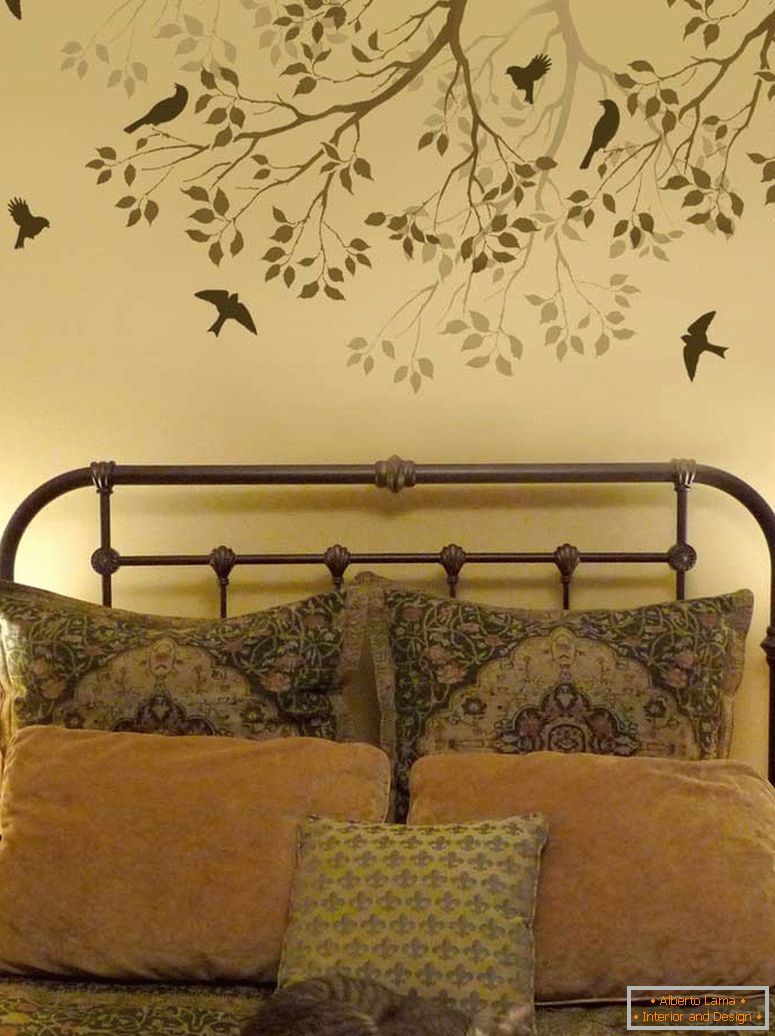 Дърво с птици над леглото
