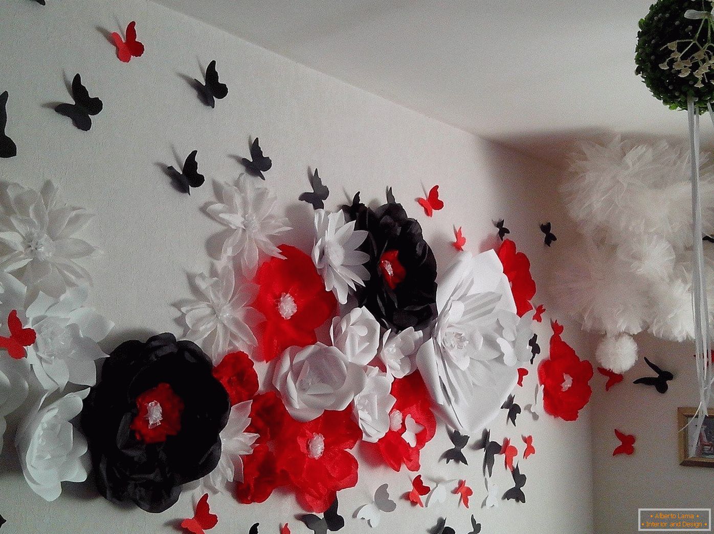 Цветя и пеперуди на стената
