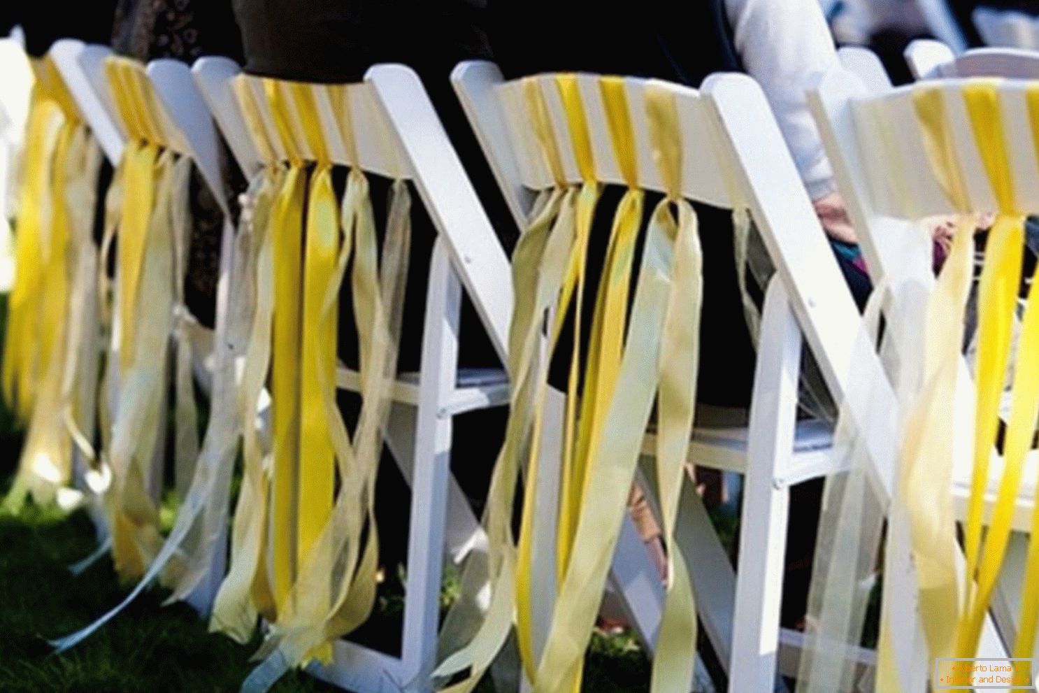 Кресла, украсени с панделки