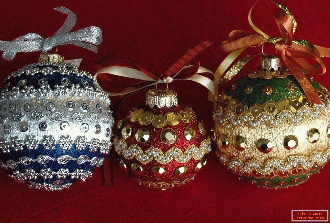 Коледни топки, украсени с мъниста