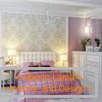 Интериор в бяло-лилава спалня