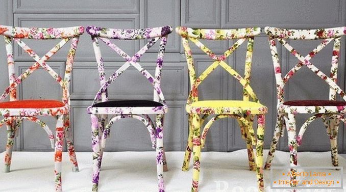 Многоцветни столове, направени по една техника