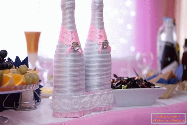 Декор на сватбени бутилки лентами