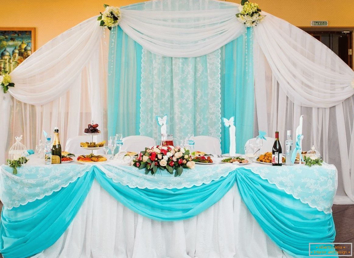 Тюркоазен цвят в декорацията на сватбената зала