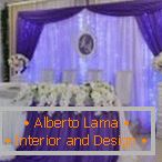 Бяла лилава покривка върху масата за сватба