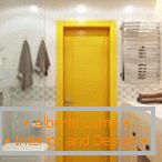 Жълтата врата в светла баня