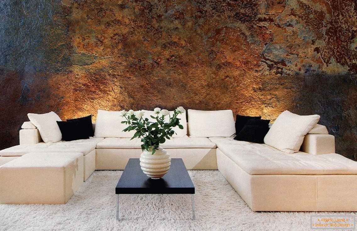 Бял диван и стена под камък