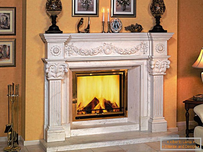 Газовата камина, декорирана във вътрешността на стил Арт Нуво, създава впечатлението за огън от дървени трупи. 