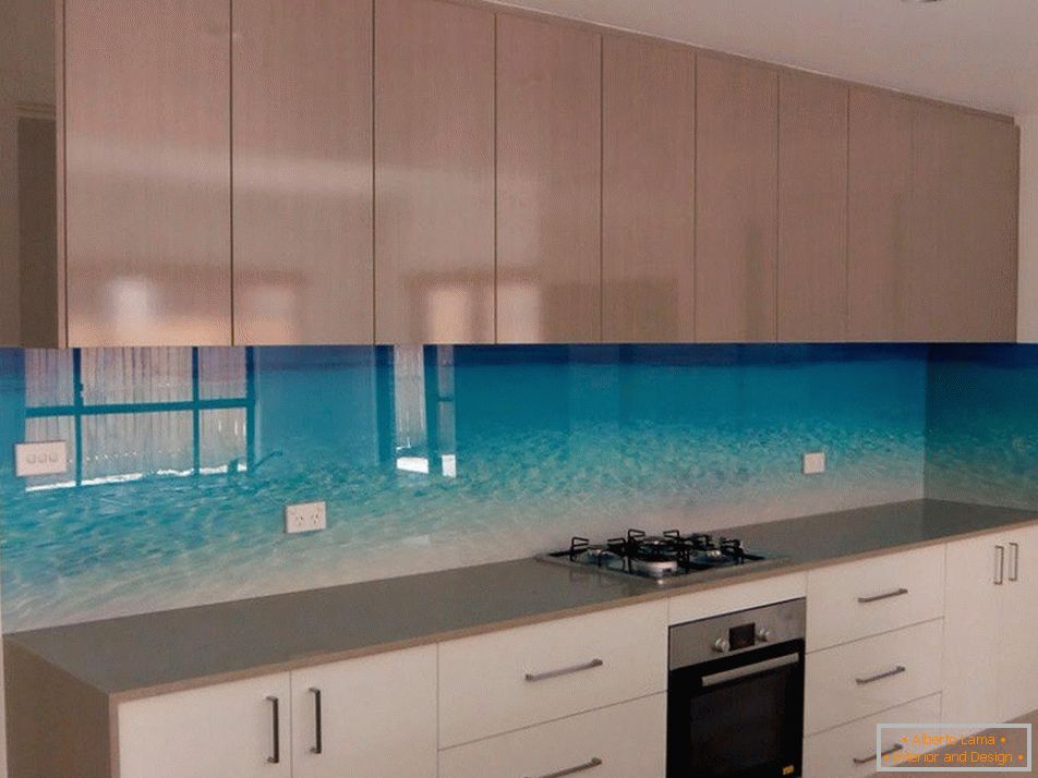 Стъклен панел на престилка в кухнята