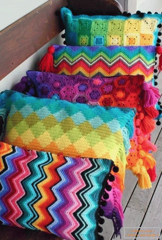 Ярка плетени калъфки за декоративни възглавници