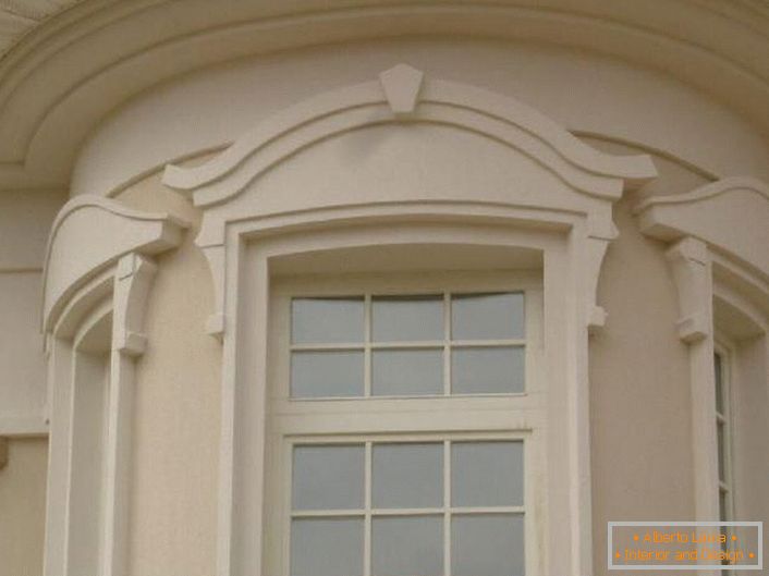 Прозоречните рамки са изработени в стил Арт Нуво. 