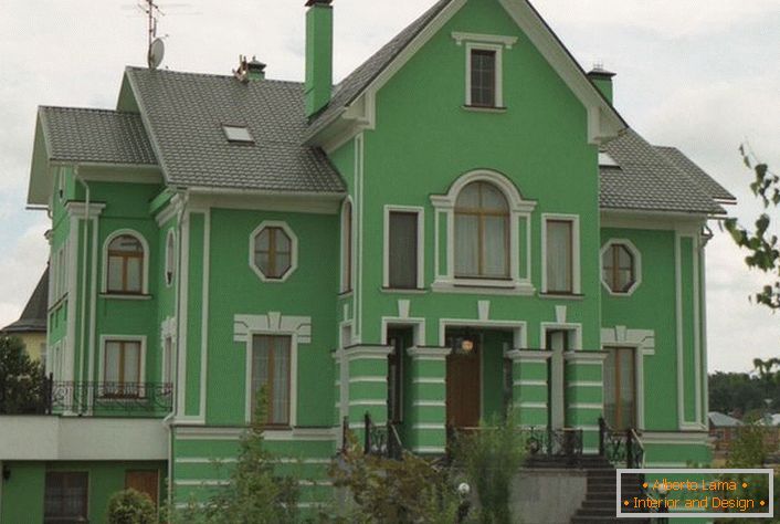 Зелените стени са украсени с циментова замазка според класическия стил. Добра възможност за декориране на селска къща.