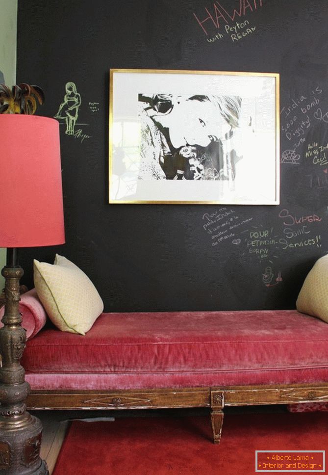Червен диван в студио апартамент