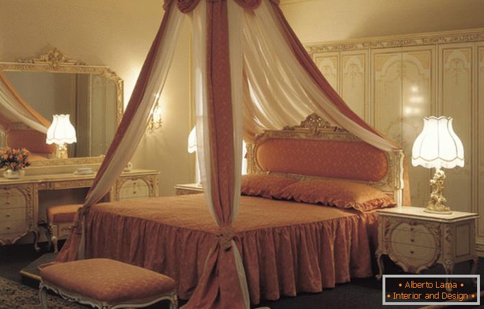 Балдахин над леглото се смята за най-необичаен елемент в декор на спалнята.