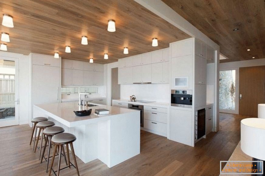 Просторна кухня с дървен таван