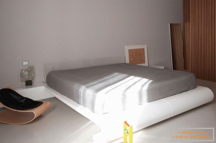Детска стая в стила на минимализма с голямо легло е интересно решение за семейство с две деца.