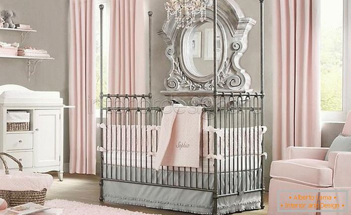 Стая в стила на минимализма за бебето. В интериора има ехо от бароков стил, който хармонично се вписва в цялостната концепция на дизайна.