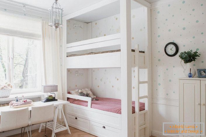 Деликатен, уютен дизайн на детска стая в стила на минимализма е интересен лаконизъм, ограничаващи форми. 