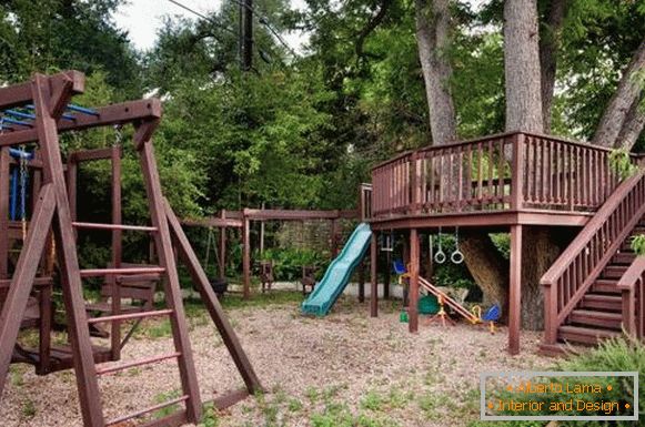 дървена детска площадка