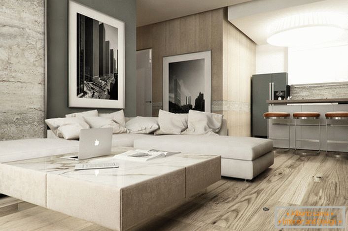 Ограниченият дизайн на дивана в хай-тек стил е забележителен за много еднакви възглавници от същия цвят като тапицерията. 