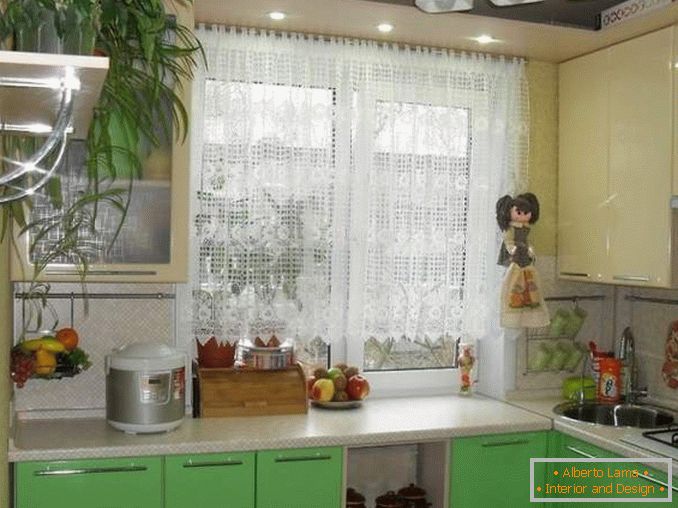 Дизайн на 1-стаен апартамент в Хрушчов - снимка на малка кухня